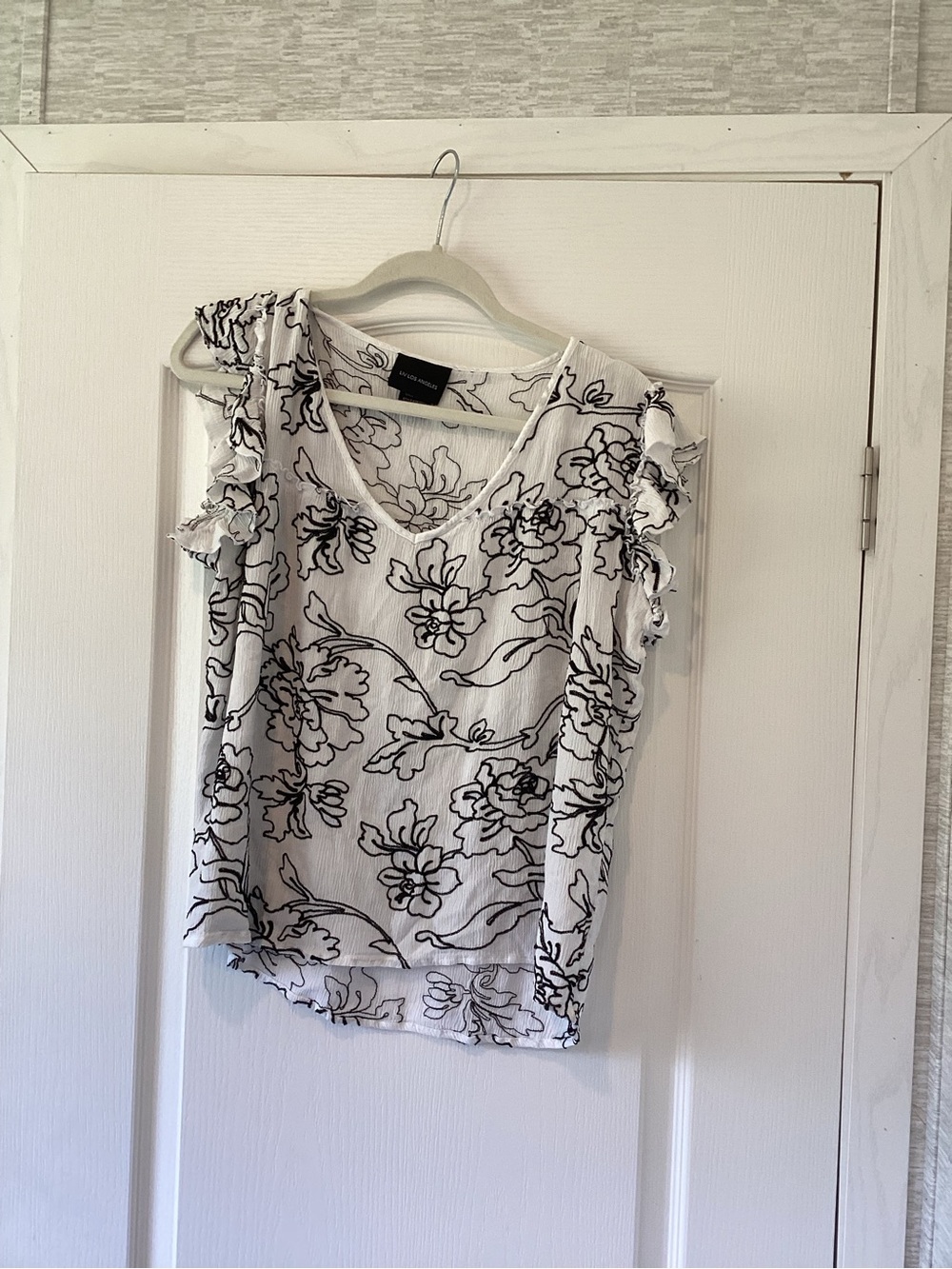 Liv Los Angeles Lightweight White Floral Ruffle Sleeve Blouse XL EUC